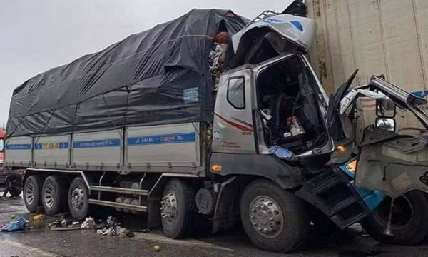 Rúc đuôi xe container, 2 người tử vong mắc kẹt trong cabin