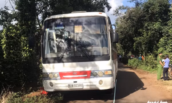 Xe đưa đón học sinh không đóng cửa, 1 học sinh rơi xuống đường tử vong