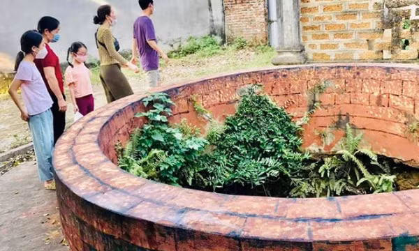 Người dân bức xúc khi giếng cổ Đường Lâm bỗng nhiên 'khoác áo' mới