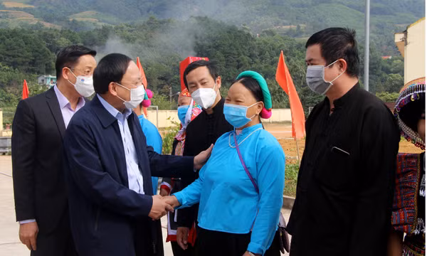 Đồng chí Bí thư Tỉnh ủy dự Ngày hội Đại đoàn kết toàn dân tại xã Đại Dực (Tiên Yên)
