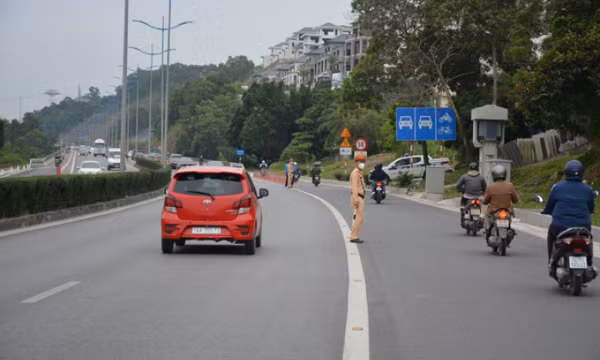 Giao thông qua cầu Bãi Cháy trật tự hơn sau khi phân làn
