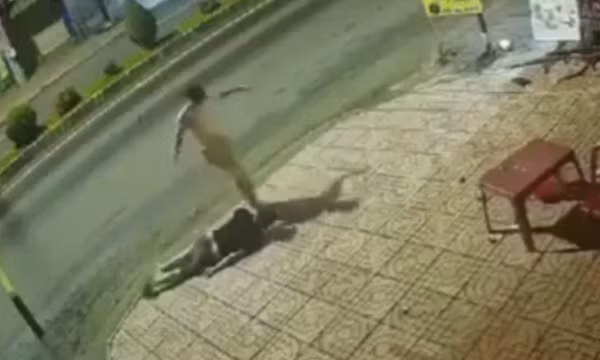 Kẻ tâm thần tấn công, dội nước sôi vào người khác
