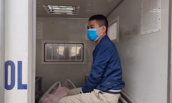 Côn đồ cưỡng ép tiểu thương hằng tháng nộp tiền vệ sinh