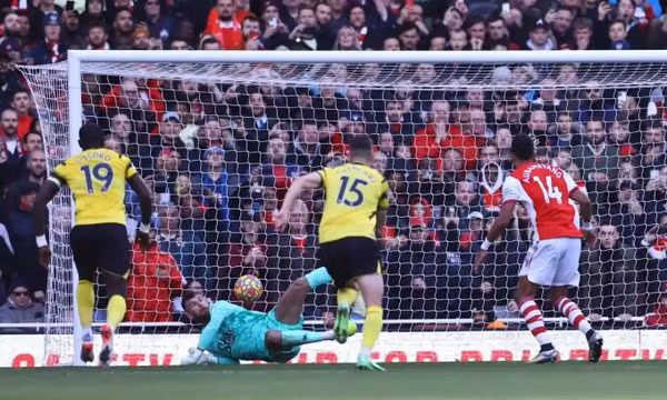 Arsenal vượt mặt Man Utd