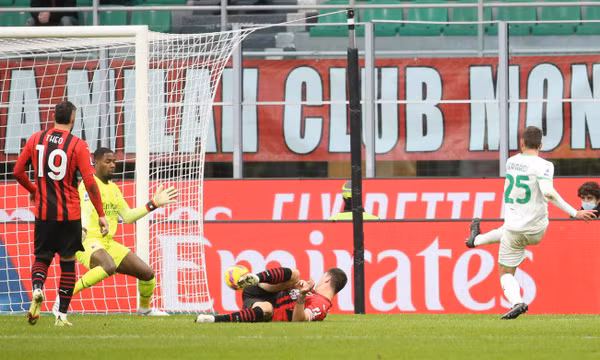 Milan lỡ cơ hội lên đỉnh Serie A