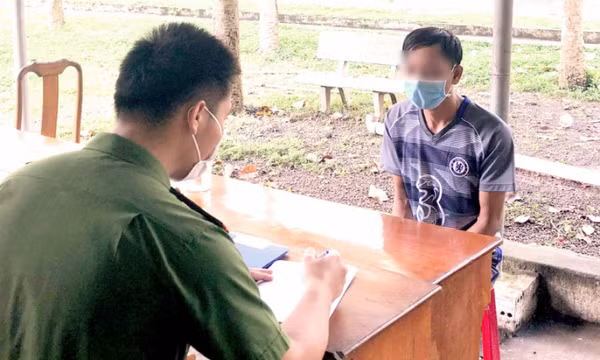 Bắt gã bố dượng nhiều lần xâm hại con riêng của vợ
