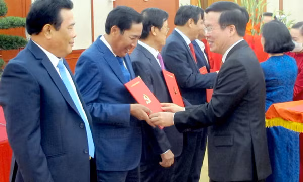 Trao quyết định nghỉ hưu cho các Ủy viên Trung ương Đảng không tái cử khóa XIII