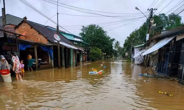 Mưa lớn kéo dài, nhiều nơi ở Bình Định ngập sâu trong nước lũ, 1 người tử vong