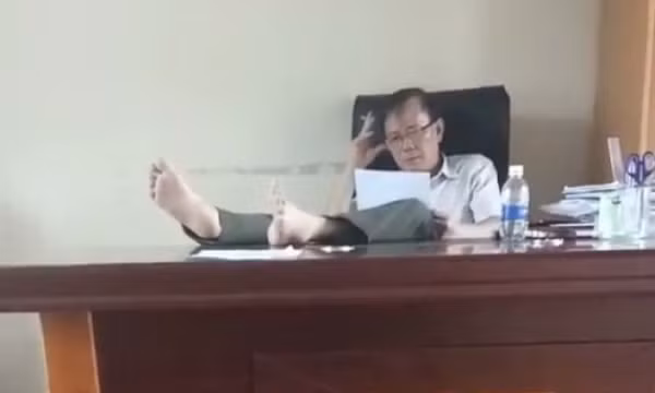 Tạm đình chỉ công tác hạt trưởng kiểm lâm gác chân lên bàn làm việc
