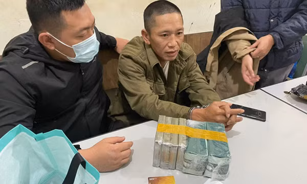 Bắt giữ đối tượng vận chuyển 4 bánh heroin và 2 kg ma túy đá
