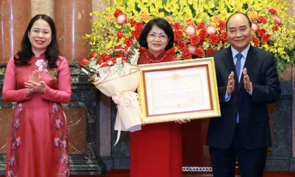 Nguyên Phó Chủ tịch nước Đặng Thị Ngọc Thịnh đón nhận Huân chương Độc lập hạng Nhất