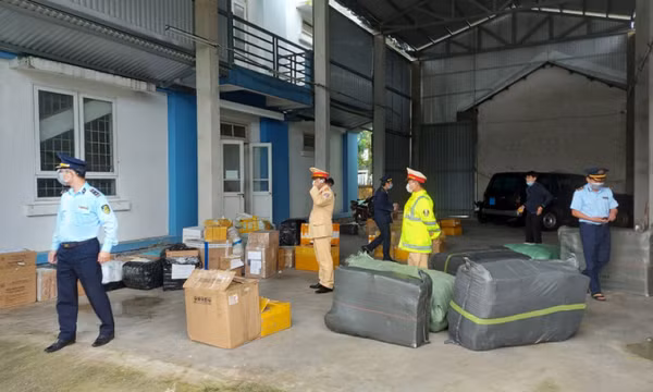 CSGT bắt giữ xe khách giường nằm chở lượng lớn hàng hóa nhập lậu