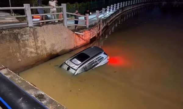 Ô tô 7 chỗ lao như tên bắn xuống kênh nước ở nội ô Biên Hoà