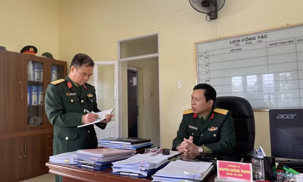Chính trị viên gương mẫu