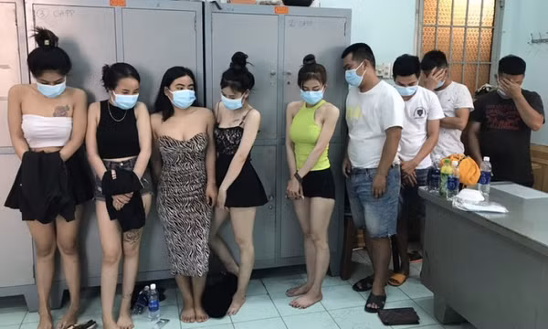 Bất chấp dịch bệnh, nhóm thanh niên gọi 'đào' đến chơi ma túy