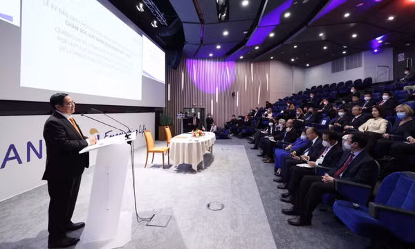 Thủ tướng đề nghị Tập đoàn Sanofi hợp tác nâng cao năng lực y tế của Việt Nam