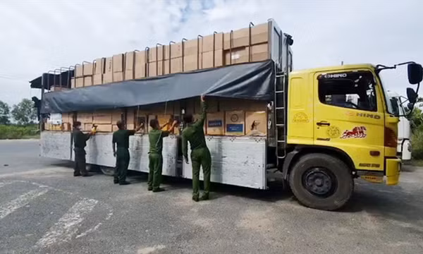 Bắt hơn 260.000 khẩu trang y tế cùng nhiều hàng hóa nghi nhập lậu