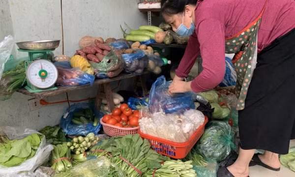 Giá thực phẩm leo thang mãi không xuống, người bán, người mua cùng 'méo mặt'