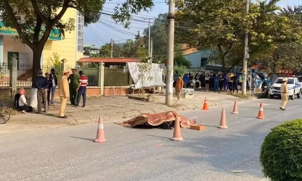 Điều khiển xe tự đâm vào cột điện, người đàn ông tử vong tại chỗ