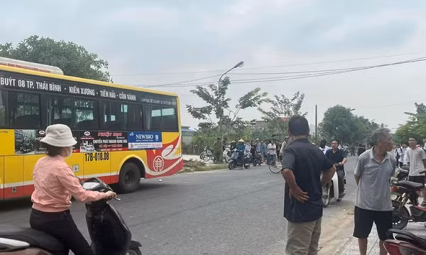 Đi bộ sang đường, học sinh lớp 1 bị xe buýt đâm tử vong ở Thái Bình