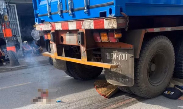 Cả nhà va chạm xe đầu kéo ở TPHCM, người vợ thiệt mạng