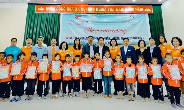 Chương trình “Áo ấm đến trường” cho giáo viên, học sinh tại Tiên Yên