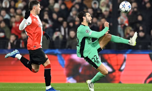 Cầu thủ Atletico tái hiện siêu phẩm của Van Basten