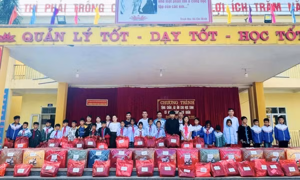 Tặng chăn ấm và áo ấm cho học sinh vùng cao