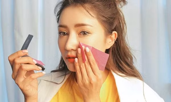 Sử dụng giấy thấm dầu có khiến da mặt bị khô?