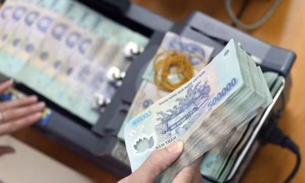 Lãi suất tiền gửi ngân hàng tiếp tục xuống mức thấp kỷ lục