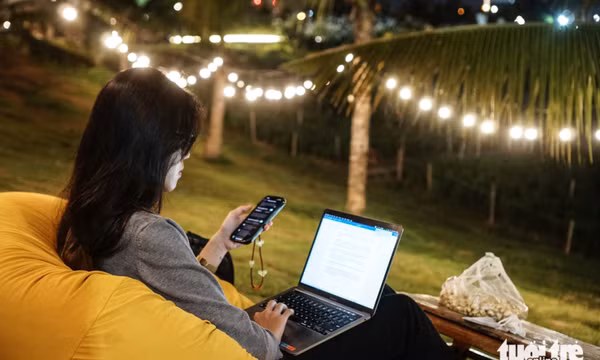 Giới trẻ Hà Nội thích thú thư giãn, 'chạy deadline' ở cà phê xuyên đêm