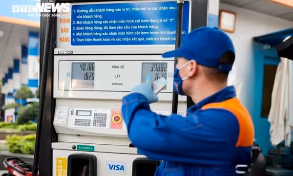 Lùi ngày điều chỉnh giá xăng dầu trong nước sang 13/11