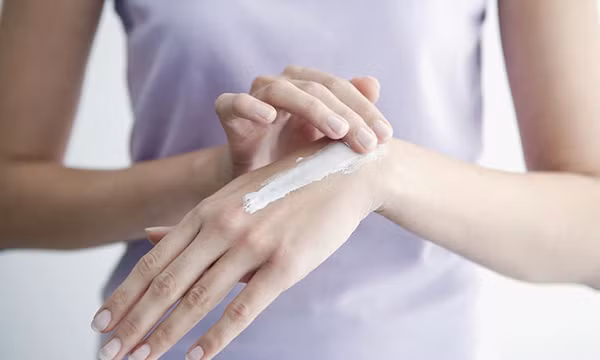 Cách chăm sóc da ở người bệnh chàm trong mùa hanh khô