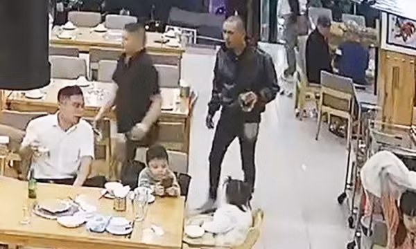 Ba cháu bé gào khóc, cầu cứu khi người cha bất ngờ bị đánh dã man tại nhà hàng