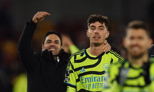 Arteta kẹp cổ, kéo Havertz ra chia vui với CĐV