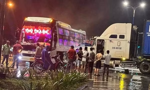 Xe container tông ô tô giường nằm, hành khách hoảng loạn