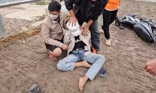 Bắt nhóm buôn “hàng trắng” lúc mờ sáng