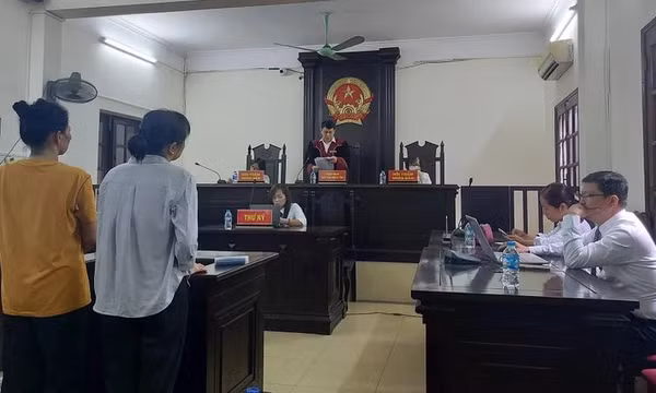 Vụ đổ xăng lên người định tự tử để đòi nhà: Y án 2 bị cáo xâm phạm chỗ ở