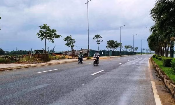 Đi xe máy bị dây điện võng xuống đường cắt ngang cổ, một phụ nữ tử vong