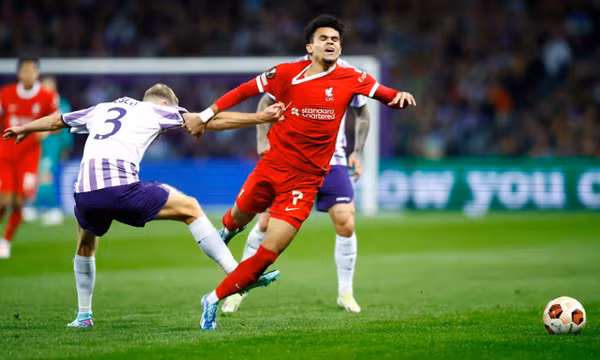 Liverpool thua đội đứng thứ 14 Ligue 1