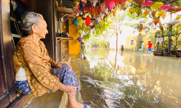 Hội An xuất hiện lũ lớn nhất từ đầu năm, người dân dùng thuyền di chuyển