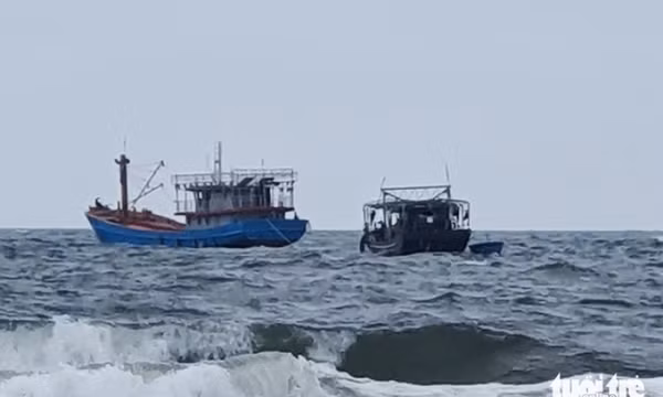 Tàu sắt 18m không người, có chữ nghi tàu Trung Quốc trôi dạt ngoài biển