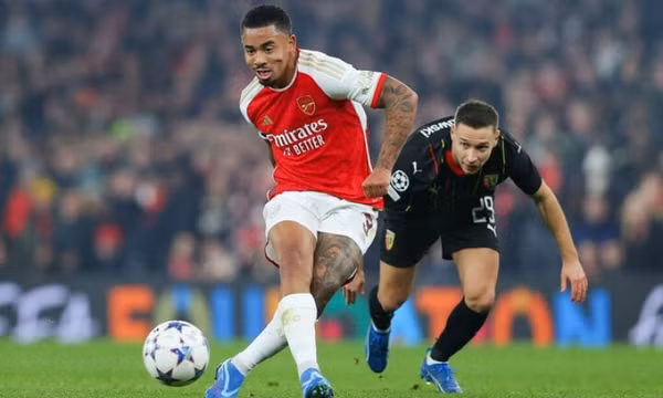 Arsenal giành quyền vào vòng 1/8 Cúp C1