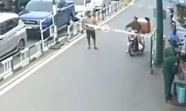 Hai người đàn ông đi xe máy ngược chiều hung hãn tấn công nhân viên phà Cát Lái