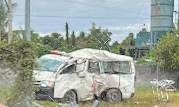 Xe cứu thương tông tường nhà dân, bệnh nhân đang chuyển viện tử vong, 5 người khác bị thương