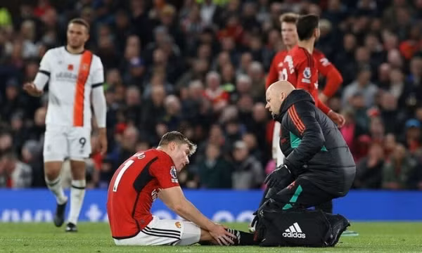 Thắng chật vật đối thủ yếu, Man Utd tổn thất nặng nề