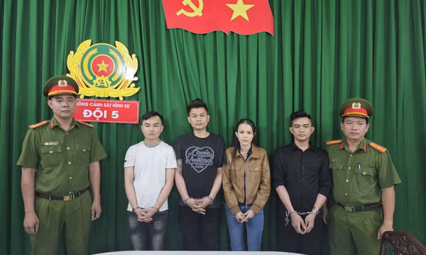 Tiếp viên dùng tiếng lóng 'ăn cơm', 'ăn cháo' để bán dâm