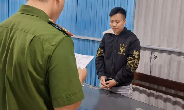 Nhóm "quái xế" lạng lách trên đường phố, dùng hơi cay chống trả công an