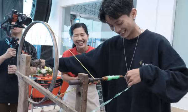 Kéo sợi tái chế ni lông, biến rác thành túi xách thời trang