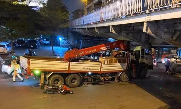 Xe cẩu đâm vào dầm cầu Long Biên trong đêm